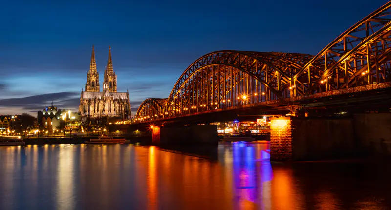 Kölner Stadtpanorama mit Dom und Hohenzollernbrücke über dem Rhein.